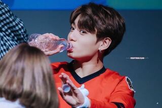 Btsのジョングクがペットボトルの水を飲んでる高画質の画像がほし Yahoo 知恵袋