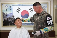 韓国の俳優さんや歌手グループの人達など 兵役に行く際には髪型 Yahoo 知恵袋