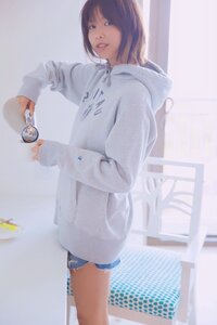 欅坂46の渡邉理佐さんの1st写真集 無口 の中にあった ショートパン Yahoo 知恵袋