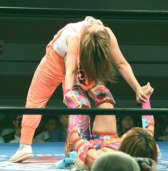 プロレス技に詳しい方、教えて下さい！ - 名前の分からない技があります。分か... - Yahoo!知恵袋