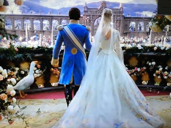 シンデレラ実写映画について 最後のシンデレラと王子の結婚式シーン Yahoo 知恵袋