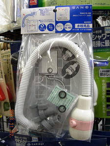 給湯器の蛇腹ホースが壊れて水漏れしています。補修テープのようなもの