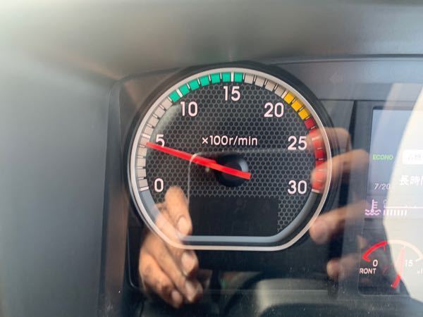タコメーターについて現在大型トラックに乗ってますがタコ