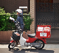 郵便局の配達バイクには後ろに大きな赤い箱があります。バイクが揺れたり、遠... - Yahoo!知恵袋