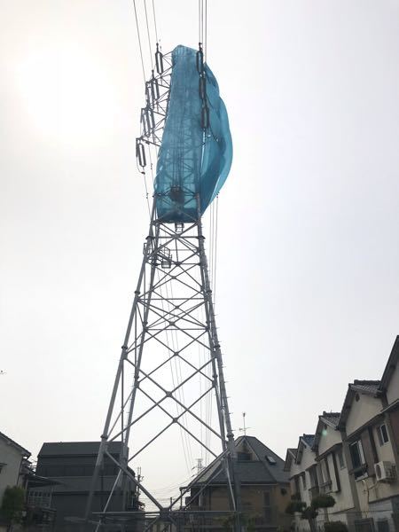 自宅近くにある東京電力の高圧線鉄塔、赤白の大きいやつですが、ネット 