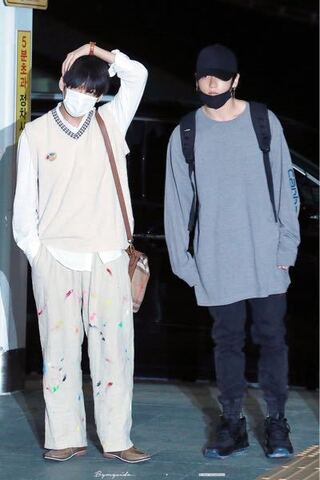 Bts防弾少年団テテ 最近のテヒョンの私服で好きな画像を貼ってくだ Yahoo 知恵袋