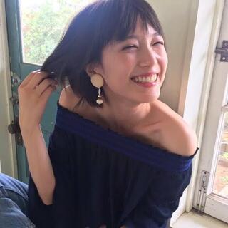 本田翼の笑顔は作り笑いみたいな感じで目が笑ってない風に見えるって言ってる人が Yahoo 知恵袋