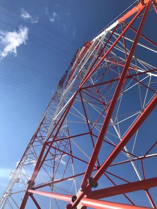 よく田舎で見かける電気を送る鉄塔に赤と白のものとそれ以外の物があるのは何故です Yahoo 知恵袋