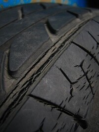 何気なくタイヤを見たらヒビと割れていました 先月車検を受けた時 Yahoo 知恵袋