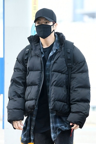 Btsジョングクが私服の黒コーデで撮影してるのっていつか分か Yahoo 知恵袋