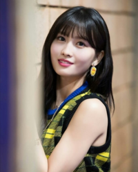 Twiceのモモちゃん インスタによくセルカ載せてますが なんか笑 Yahoo 知恵袋