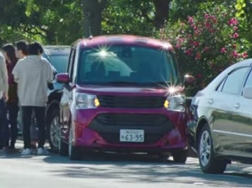 ソニー損保コマーシャル トリプル無制限 篇に出ている赤い車は Yahoo 知恵袋