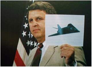 タミヤがステルス機のf 117ナイトホークを当時正面の写真しか公開さ Yahoo 知恵袋