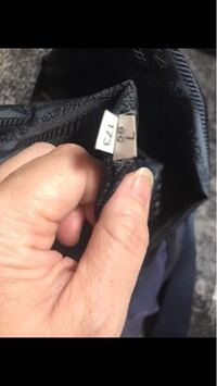 プラダのタグが2つあるんですが、正規品ではこのような事ないの