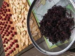 梅干しと一緒に漬けた赤紫蘇を干してゆかりを作りたいのですが あれって1枚1枚広 Yahoo 知恵袋