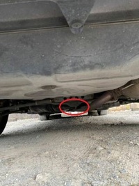 車の裏の写真です この場合ガレージジャッキアップポイントはどこになります Yahoo 知恵袋