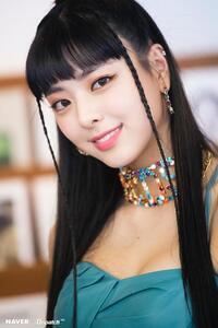 Itzyのユナ今回のnotshyのmvやダンスビデオで表情の使い方や Yahoo 知恵袋