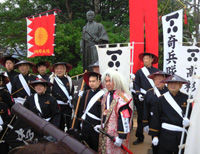 靖国神社が 戦没軍人の慰霊 施設なら コスプレは見つけ次第排 Yahoo 知恵袋