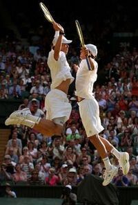 Chestbumpとはどう言う意味ですか Yahoo 知恵袋