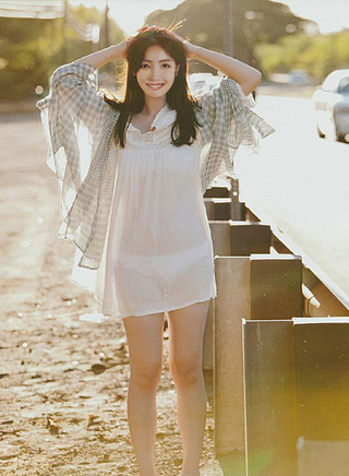 彼女の服から下に着ているものが透けて見えてしまうことがあるので Yahoo 知恵袋