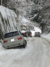 雪の山間部で 大型のsuvがスタックしているのを見かけたのですが あーゆ Yahoo 知恵袋