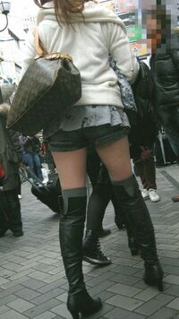 今どきニーハイブーツってダサイですか 髪はダークブラウンでナ Yahoo 知恵袋