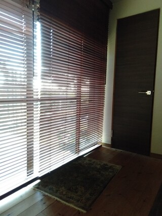 ブラインドって外から中の景色は見えないけど 中から外からの景色っ Yahoo 知恵袋