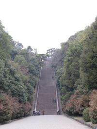 京都 伏見桃山陵の大階段の紅葉はいつ頃がみごろですか Yahoo 知恵袋