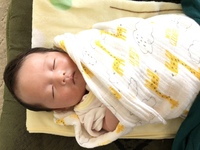 生後2ヶ月の子です ミルクと寝る時以外ずっとグズってます 生後2ヶ月の赤ち Yahoo 知恵袋