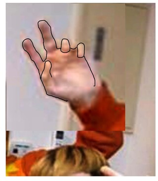 心霊写真だと思います 写真に写った自分の手がおかしくて怖いです こちら何 Yahoo 知恵袋