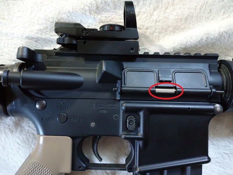 東京マルイのM4CQB次世代を買ったのですが - チャージングハンドルを引