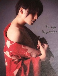 Sixtonesの京本大我さんが赤い服を着ていて 肩が出ている画像を見かけた Yahoo 知恵袋