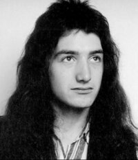 Queenのメンバーのジョンディーコンはなぜディーキーと呼ばれている Yahoo 知恵袋