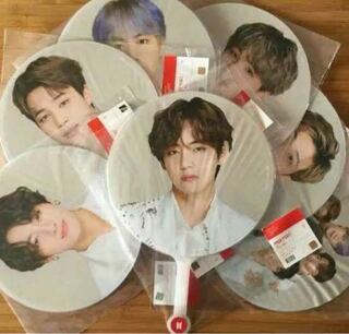 メルカリでbtsのうちわまとめ売りが安い値段で販売されていました Yahoo 知恵袋