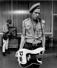ストラップ長めのカッコいいギタリスト ベーシストといえば誰でしょう 教えてく Yahoo 知恵袋