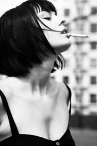 タバコ吸ってるかっこいい女性の画像やイラストでいいのありませんか Yahoo 知恵袋