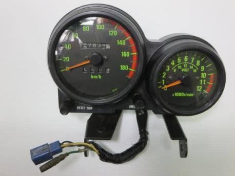 GPz400Fでこのメーターがついてるバイクと普通のメーターがつ