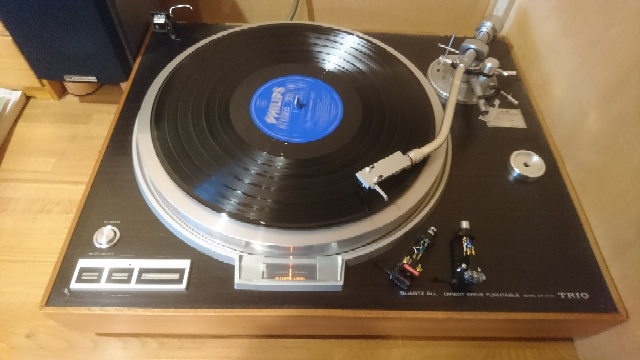 レコードプレーヤー購入についてです。中古でTRIOのKP700Dか、DE