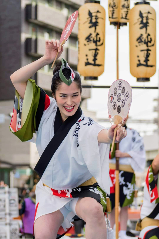 阿波踊りを踊る女の人で 傘をかぶっている人とハチマキの人つ何 Yahoo 知恵袋