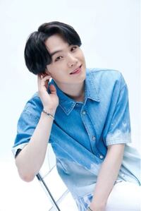 Btsのdynamiteのmvで バスケットゴールの前で黒いシャツを着ている人 Yahoo 知恵袋