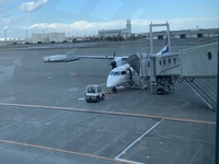 新潟空港から新千歳空港間のanaの飛行機は乗り降りの時バスか何かですか Yahoo 知恵袋