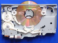 スロットイン式のcdプレーヤーというのは Cdを引き込む時に Cdの記録面に Yahoo 知恵袋