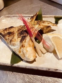 魚の盛り付ける際の向きについて質問致します 焼き魚等頭付きの場合は左頭に Yahoo 知恵袋