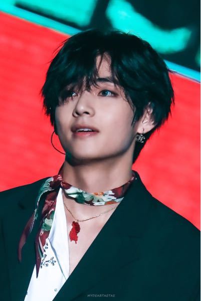BTSのダイナマイトのMVで、金髪で緑の服(スーツ？)を着てる方の名前っ