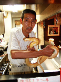 なんでラーメン屋の店主は写真のとき腕を組むんですか 腕休めです 複 Yahoo 知恵袋