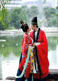中国の結婚式で花嫁が着る伝統的な衣装をなんと言いますか？龍鳳服 