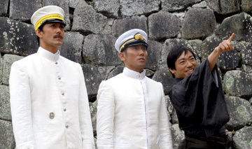 日本軍(海軍？)はこんな真っ白な軍服で戦ってた時期があるんで