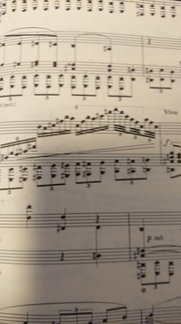 グラナドスの 演奏会用アレグロ を練習しています １０６小節の右手の最初の Yahoo 知恵袋