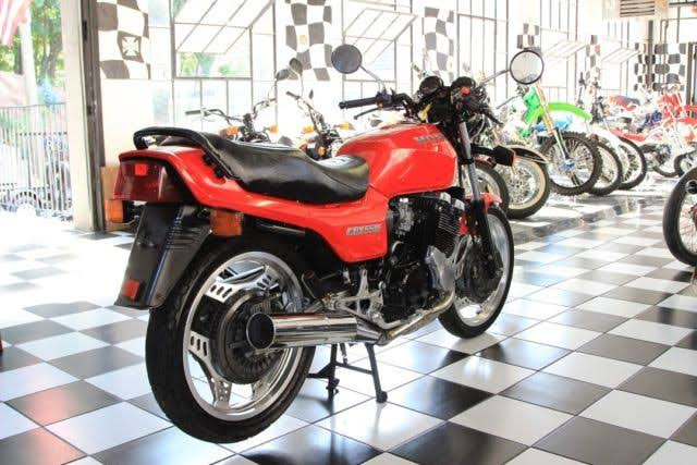 CBX550Fに、CBX400Fの部品は使えるのでしょうか？ - まずは外装