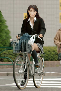 女子高生って自転車乗ってる時はサドルに直接パンツ乗せてるんですか 